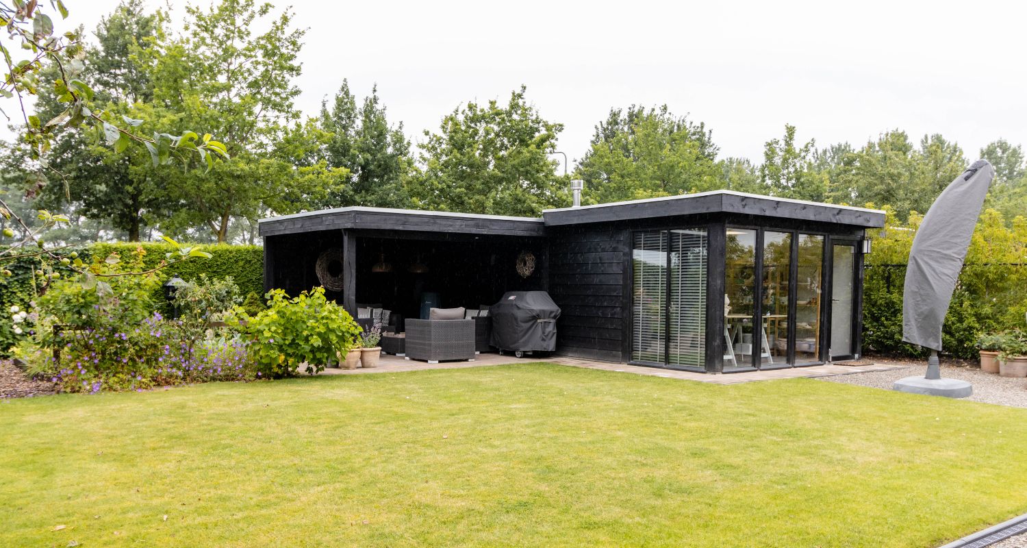 Werkruimte in de tuin, maatwerkproject van Weij Maatwerk en Interieur