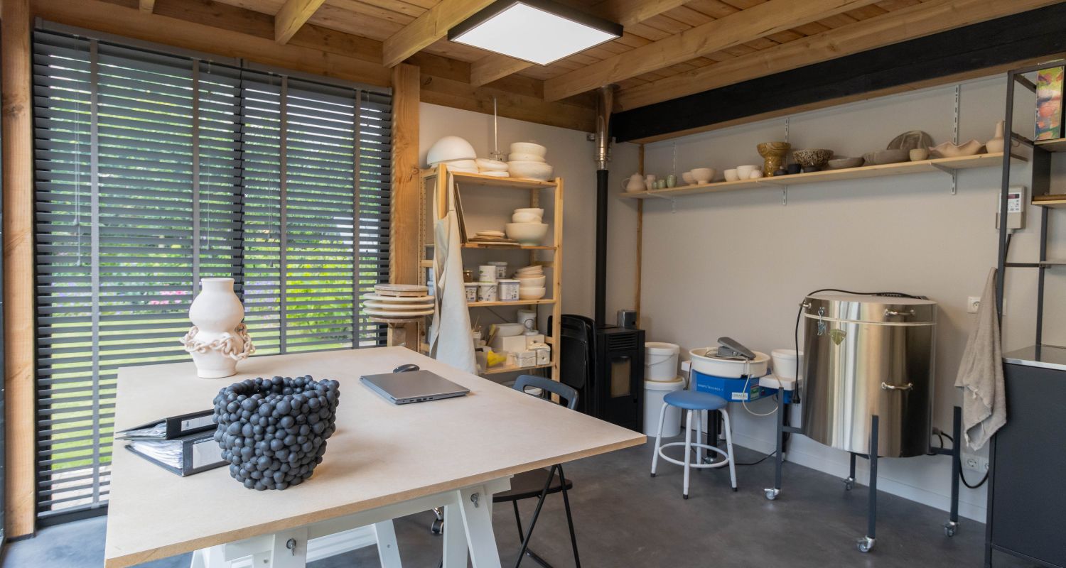 Werkruimte in de tuin, maatwerkproject van Weij Maatwerk en Interieur