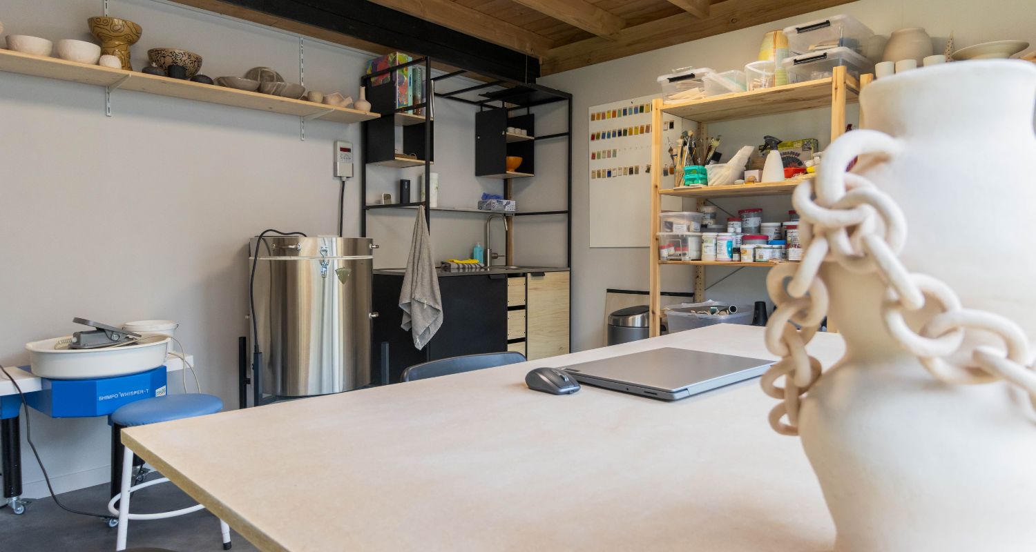 Werkruimte in de tuin, maatwerkproject van Weij Maatwerk en Interieur