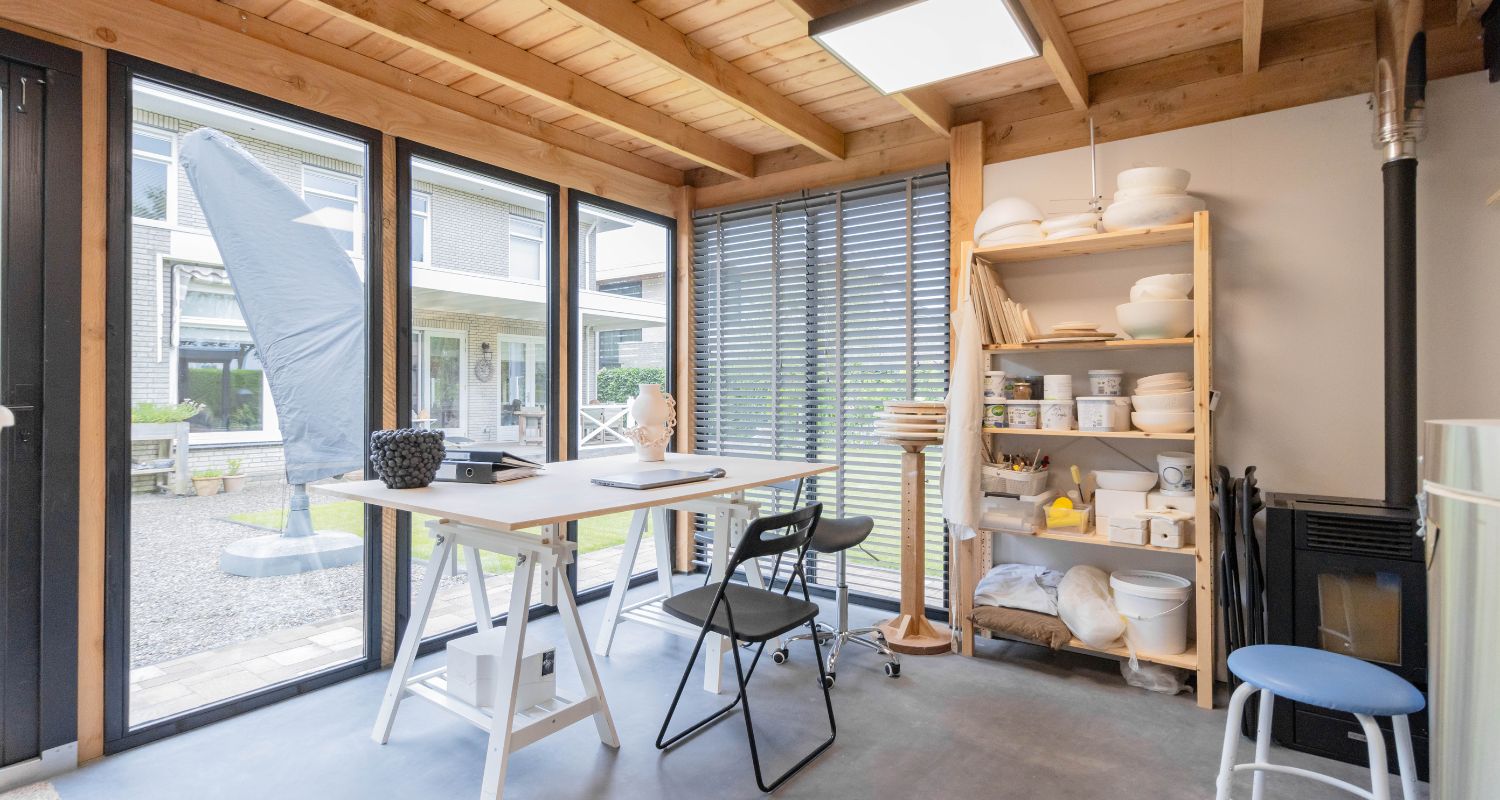 Werkruimte in de tuin, maatwerkproject van Weij Maatwerk en Interieur