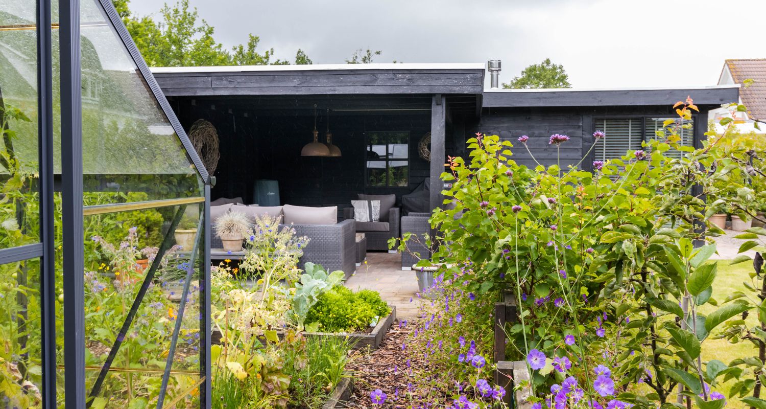 Werkruimte in de tuin, maatwerkproject van Weij Maatwerk en Interieur