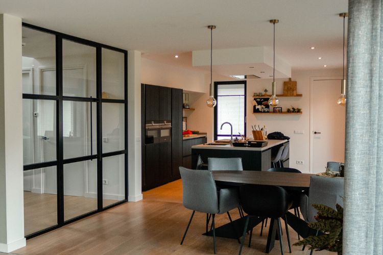Stijlvol zwart, maatwerkproject van Weij Maatwerk en Interieur