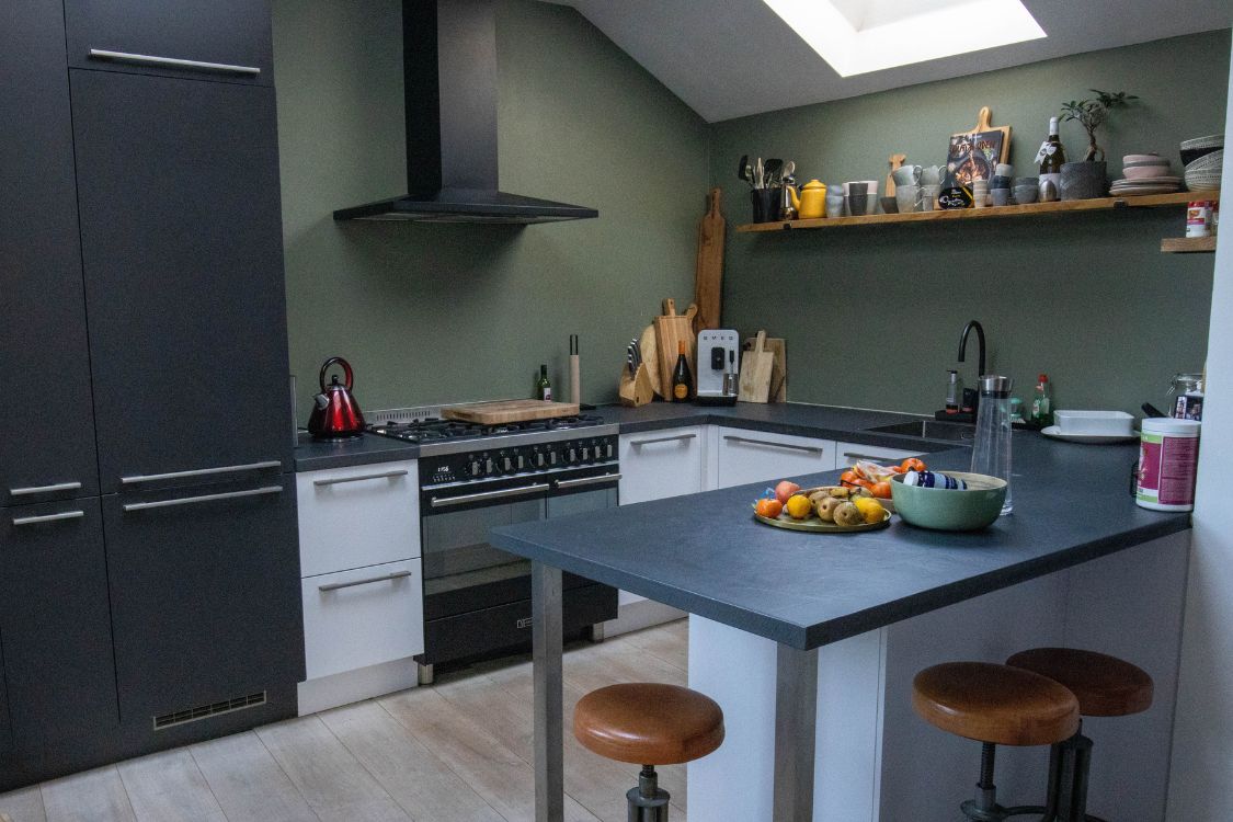 Modern eiken interieur, maatwerkproject van Weij Maatwerk en Interieur