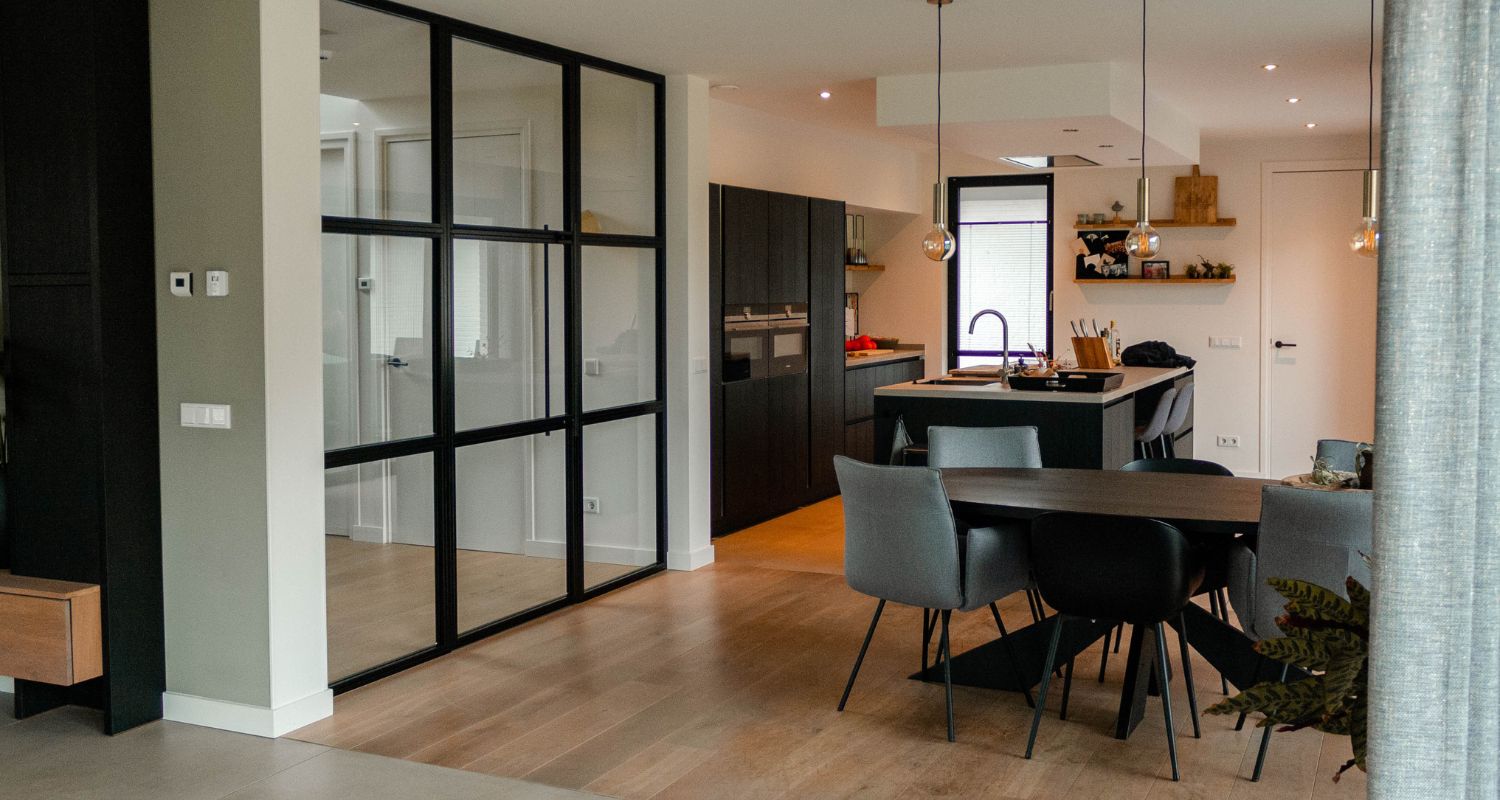 Stijlvol zwart, maatwerkproject van Weij Maatwerk en Interieur