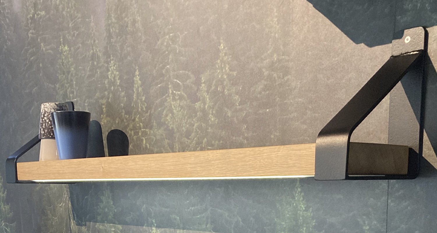 Wandplank rustiek eiken met led strip, maatwerkproject van Weij Maatwerk en Interieur