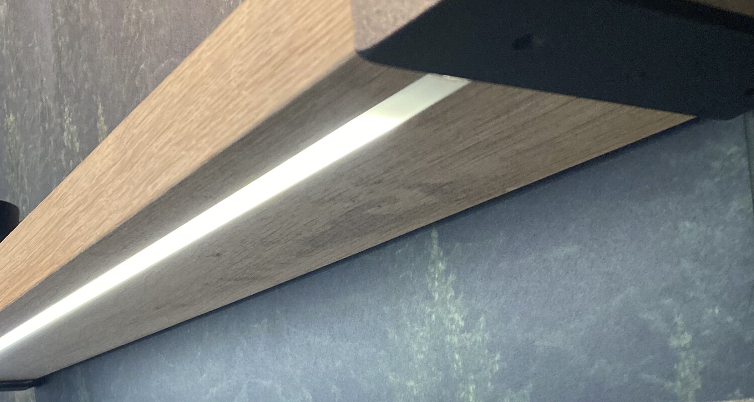 Wandplank rustiek eiken met led strip, maatwerkproject van Weij Maatwerk en Interieur
