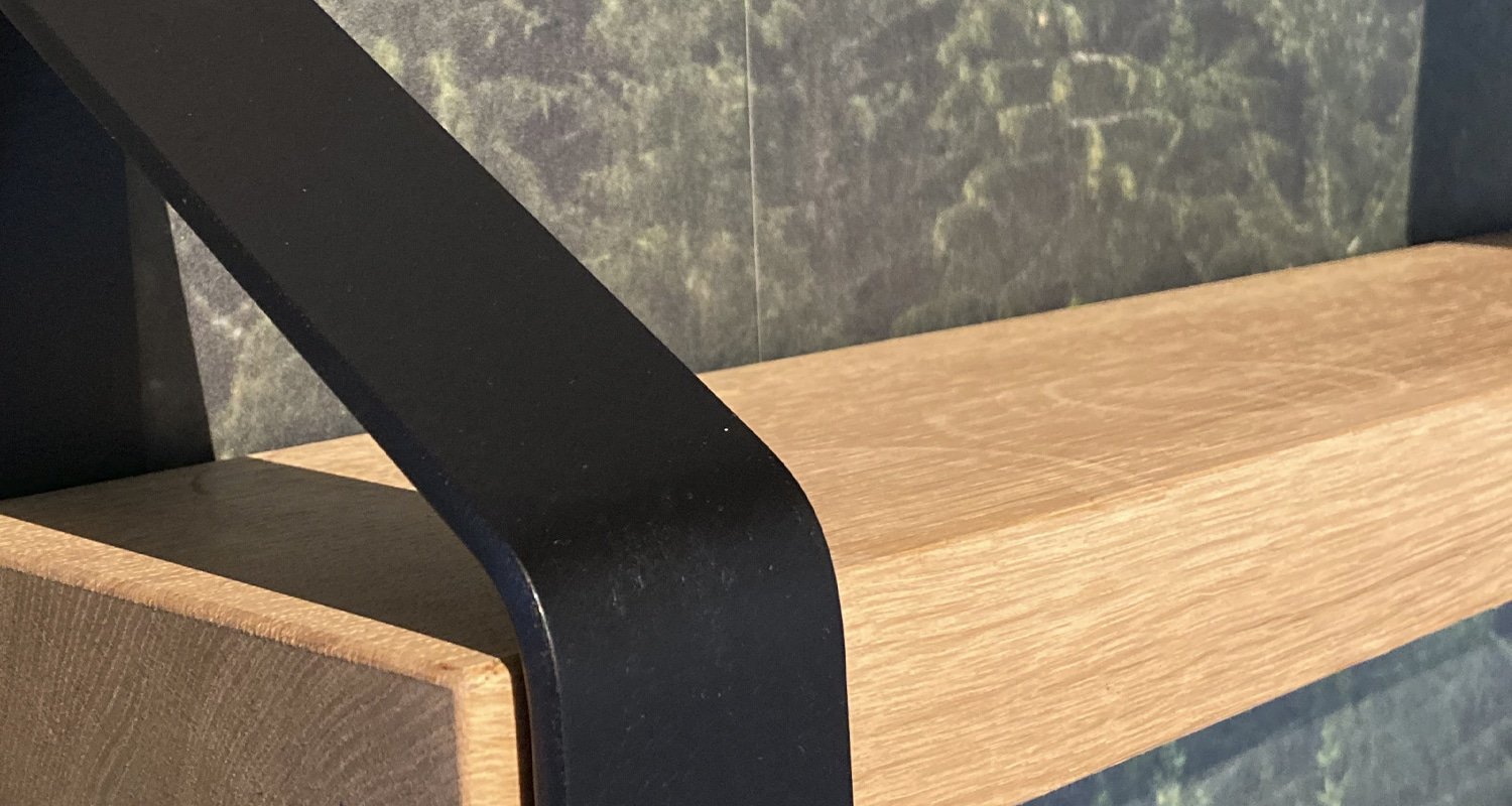 Wandplank rustiek eiken met led strip, maatwerkproject van Weij Maatwerk en Interieur