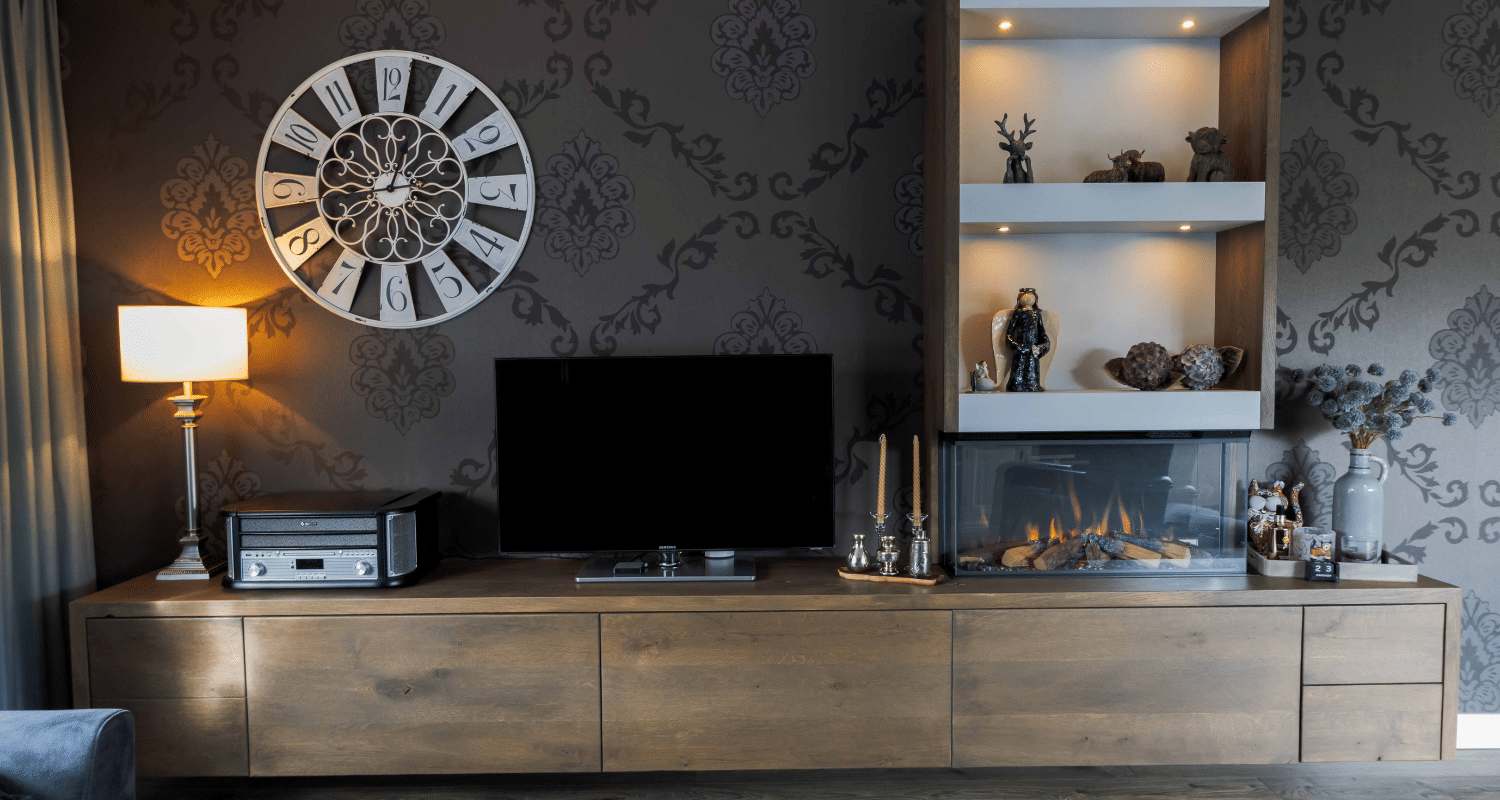 Tv meubel met geïntegreerde kachel, maatwerkproject van Weij Maatwerk en Interieur