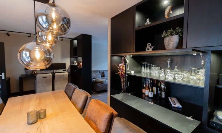 Industrieel maatwerk interieur van rustiek eikenhout