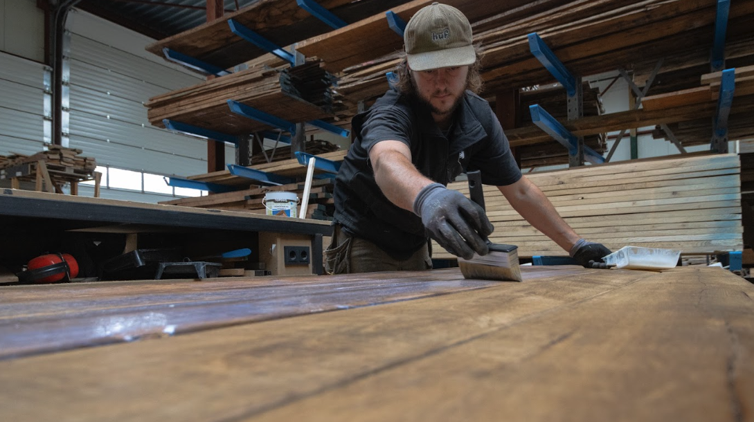 Hoe wij een bed op maat maken: van eiken paal tot montage bij jou thuis
