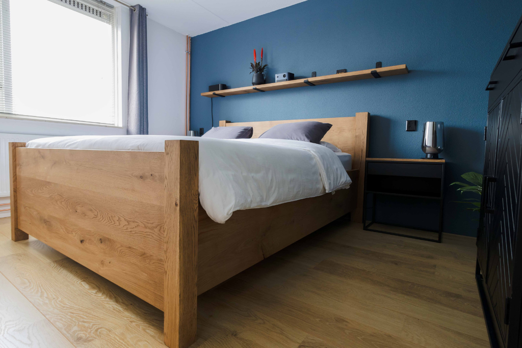 Massief eiken bedombouw met industriële touch, maatwerkproject van Weij Maatwerk en Interieur