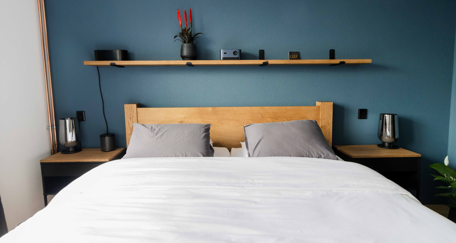 Massief eiken bedombouw met industriële touch, maatwerkproject van Weij Maatwerk en Interieur