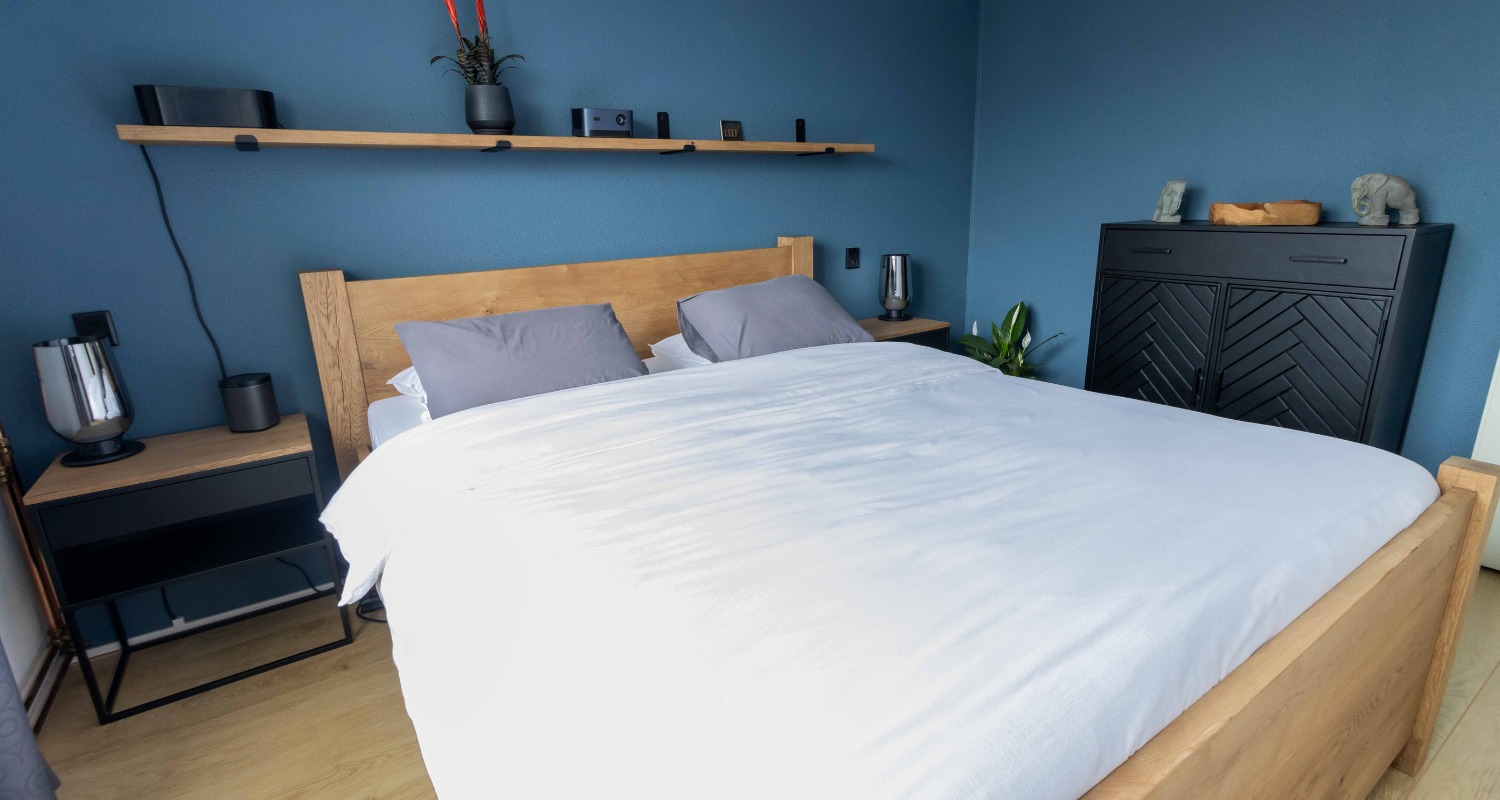 Massief eiken bedombouw met industriële touch, maatwerkproject van Weij Maatwerk en Interieur