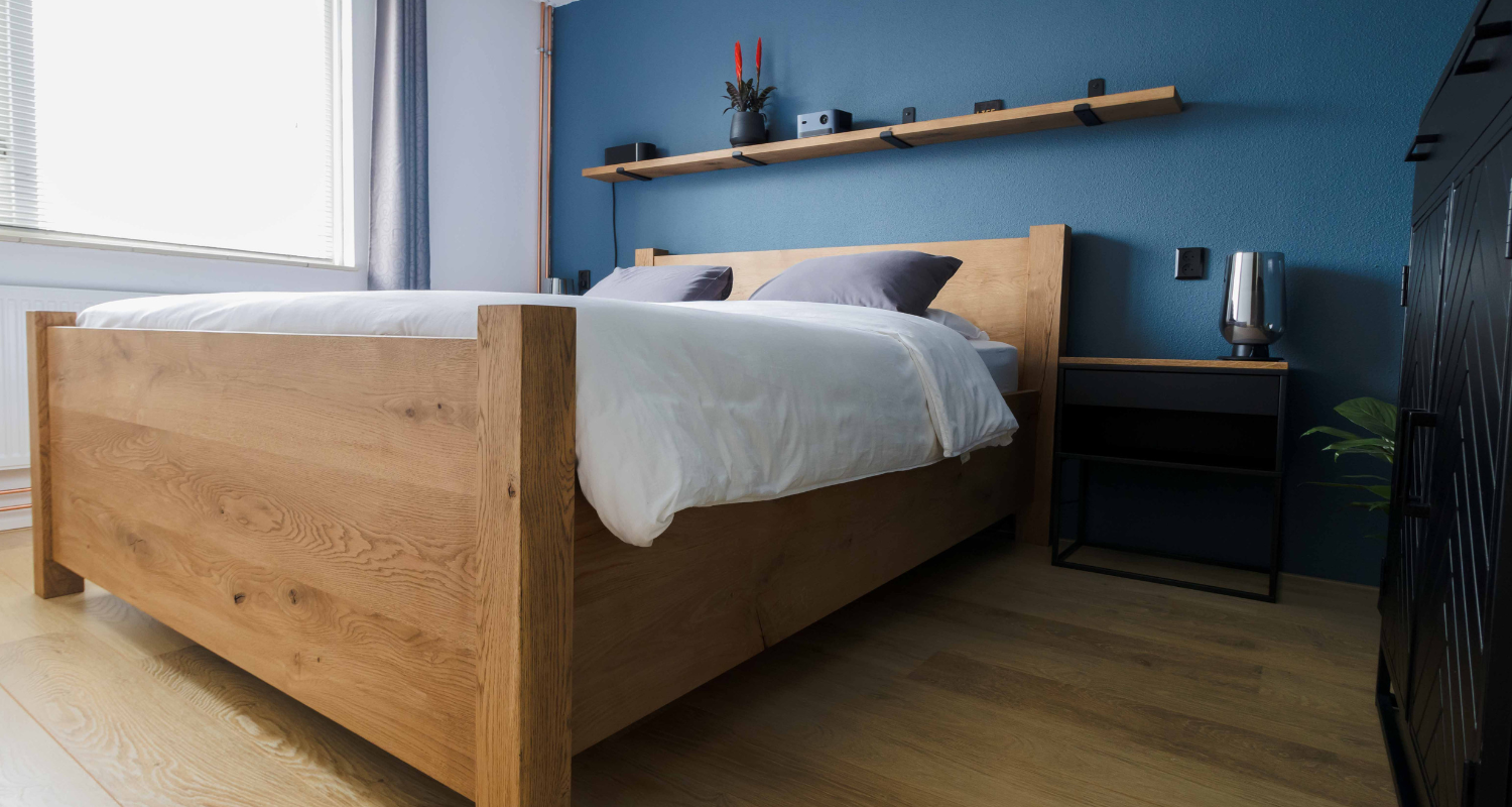 Massief eiken bedombouw met industriële touch, maatwerkproject van Weij Maatwerk en Interieur