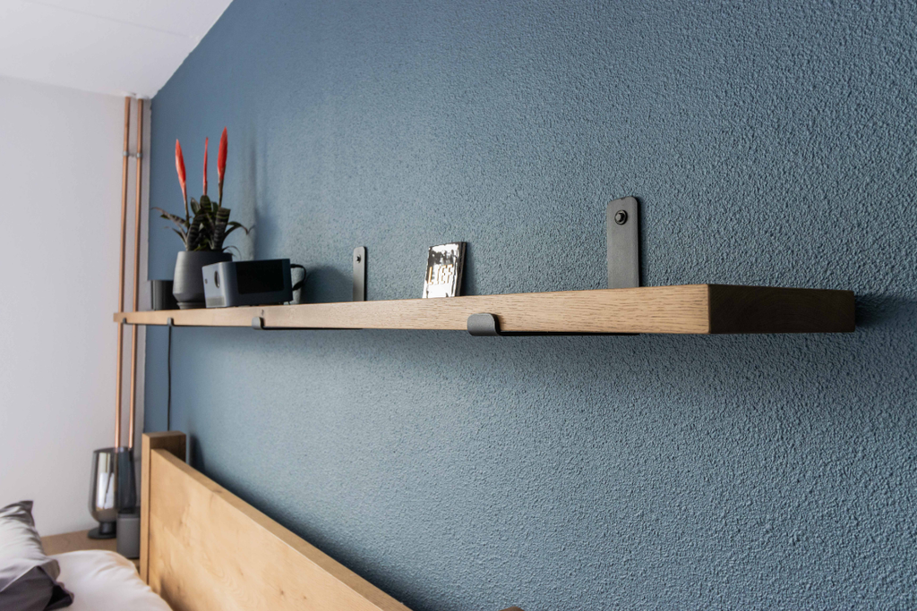 Massief eiken bedombouw met industriële touch, maatwerkproject van Weij Maatwerk en Interieur