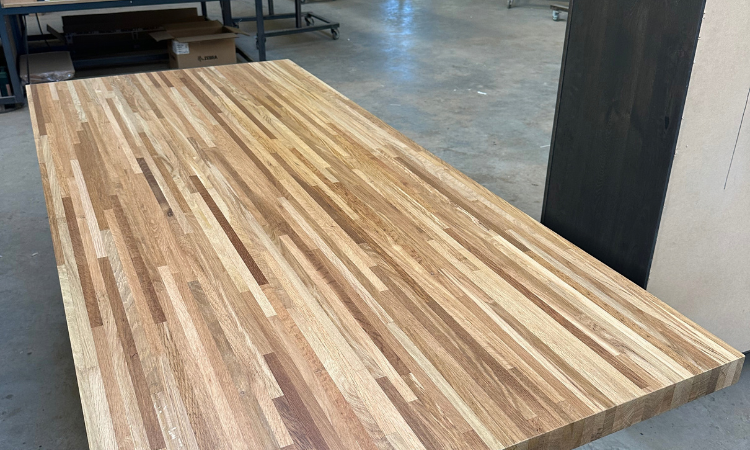 Eiken tafel opnieuw schuren en behandelen